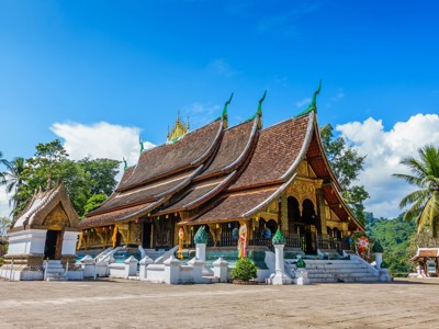 Traditionele boeddhistische tempel met sierlijk dak en gouden details op de route Thailand, Laos & Cambodja.