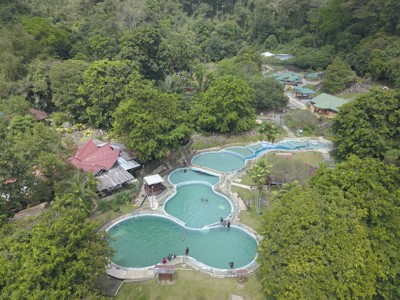 Warmwaterbronnen met zwembaden in de jungle van Maleisisch Borneo.