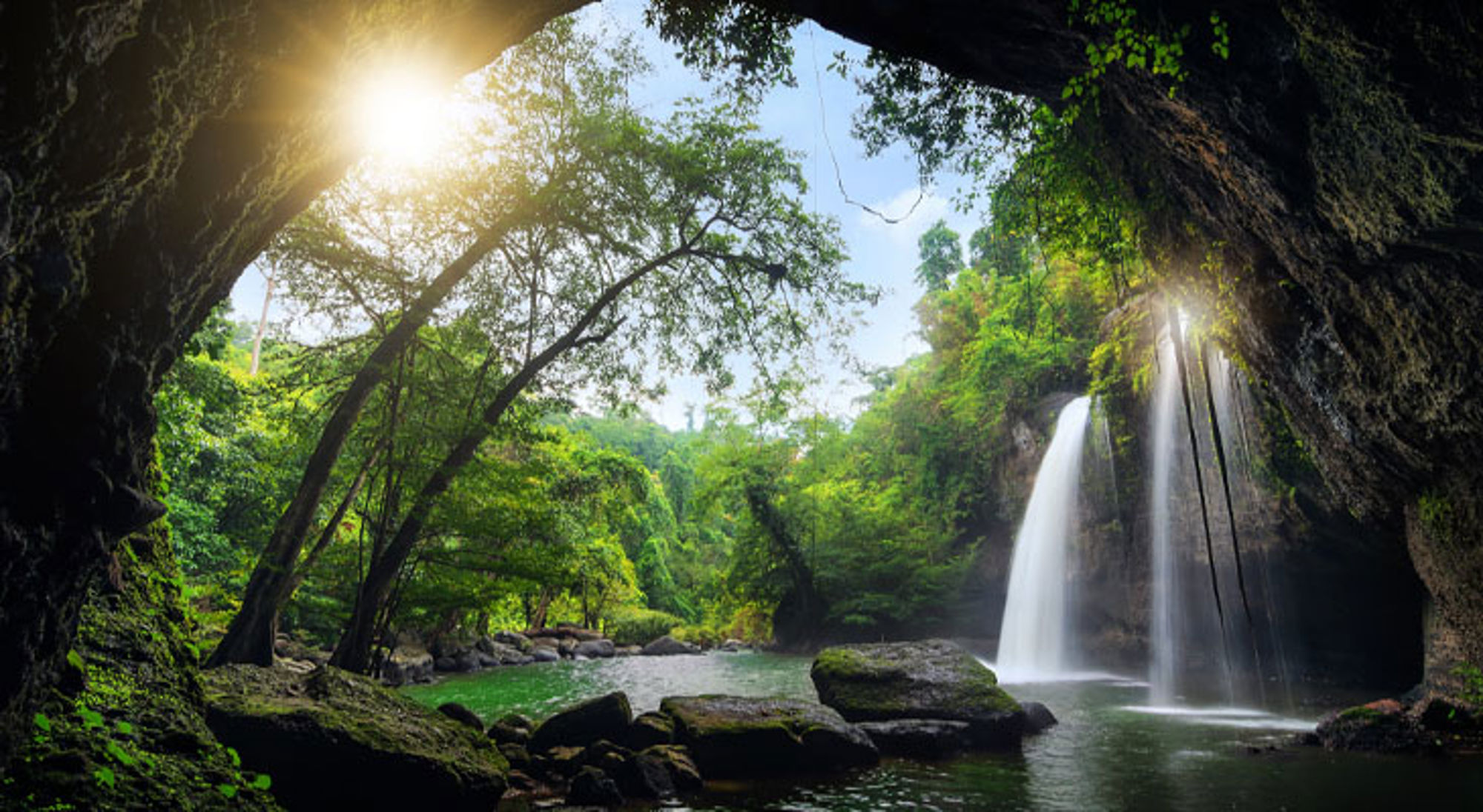 Khao Yai Waterval in een groene jungle met zonlicht, Thailand.