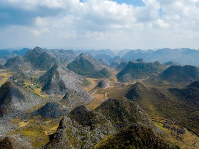 Panoramisch uitzicht op karstbergen en valleien langs de route China & Vietnam, 20 dagen.
