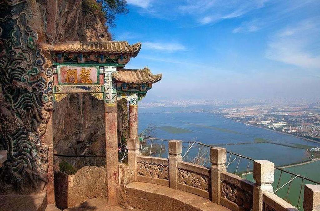 Rotstempel met inscripties in de bergen tijdens groepsrondreis China & Vietnam.