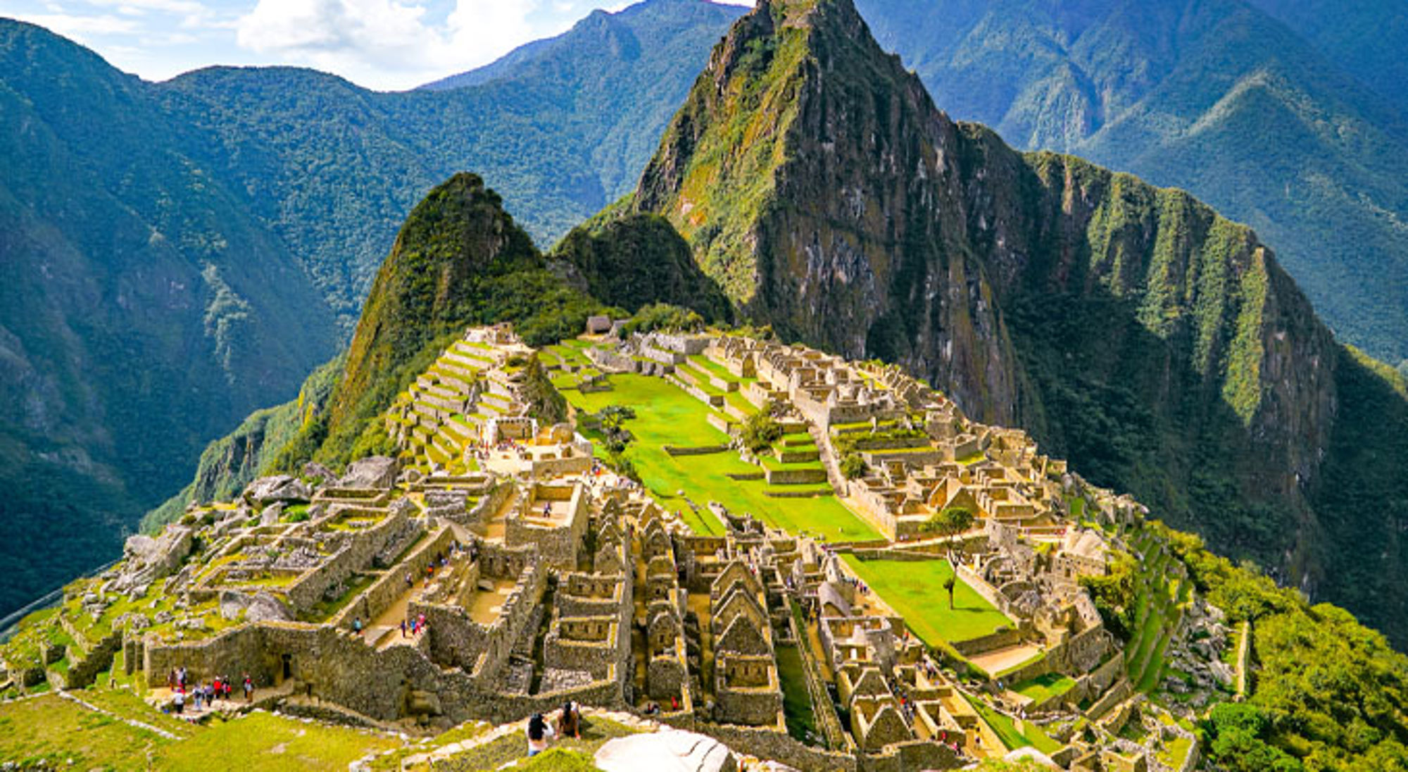 Machu Picchu Machu Picchu in Peru met Inca-ruïnes en groene terrassen, omringd door hoge bergen.
