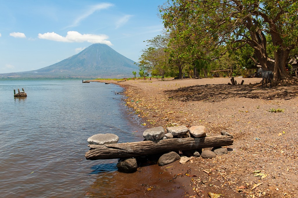 Uitzicht op de Concepción-vulkaan vanaf het strand aan het Cocibolcameer op Ometepe, Nicaragua.