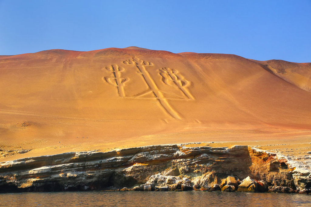 Paracas-woestijn in Peru met de Candelabro-geoglief op een zandhelling aan de kust.