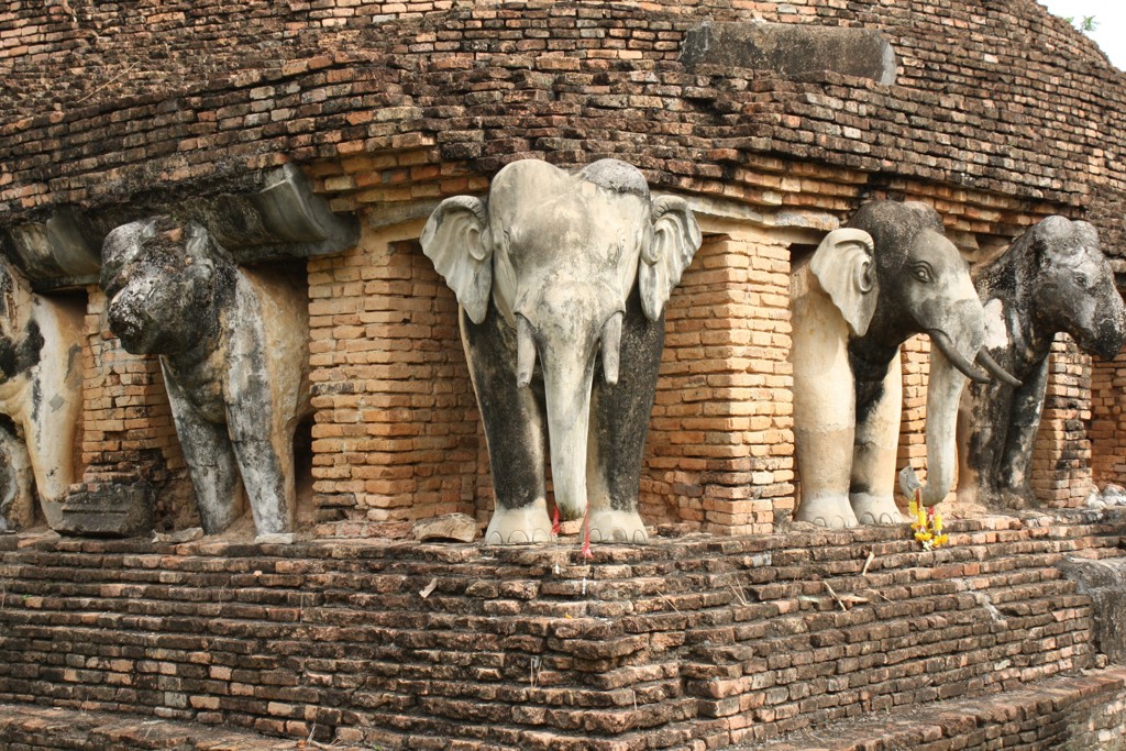 Olifantenbeelden bij een oude bakstenen tempelruïne in Thailand tijdens de groepsrondreis Thailand Avontuur.