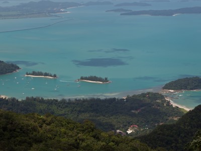 Panoramisch uitzicht over de eilanden en turquoise zee bij Langkawi, Maleisië.