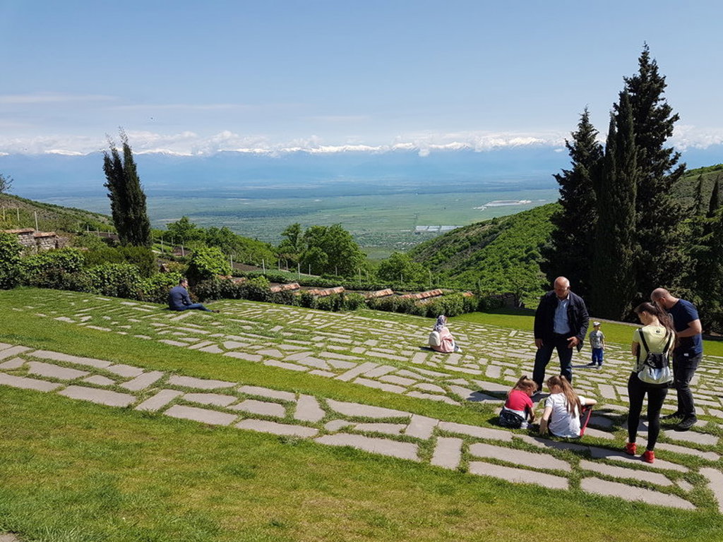 Uitzicht over de Alazani-vallei en de Kaukasus vanaf een wijngaard in Georgië tijdens een groepsrondreis.