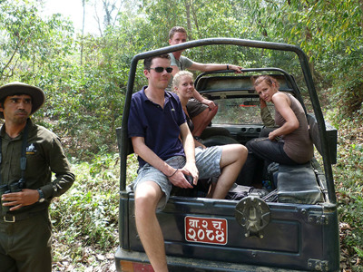 Jeepsafari met reizigers en gids door het Chitwan Nationaal Park in Nepal.
