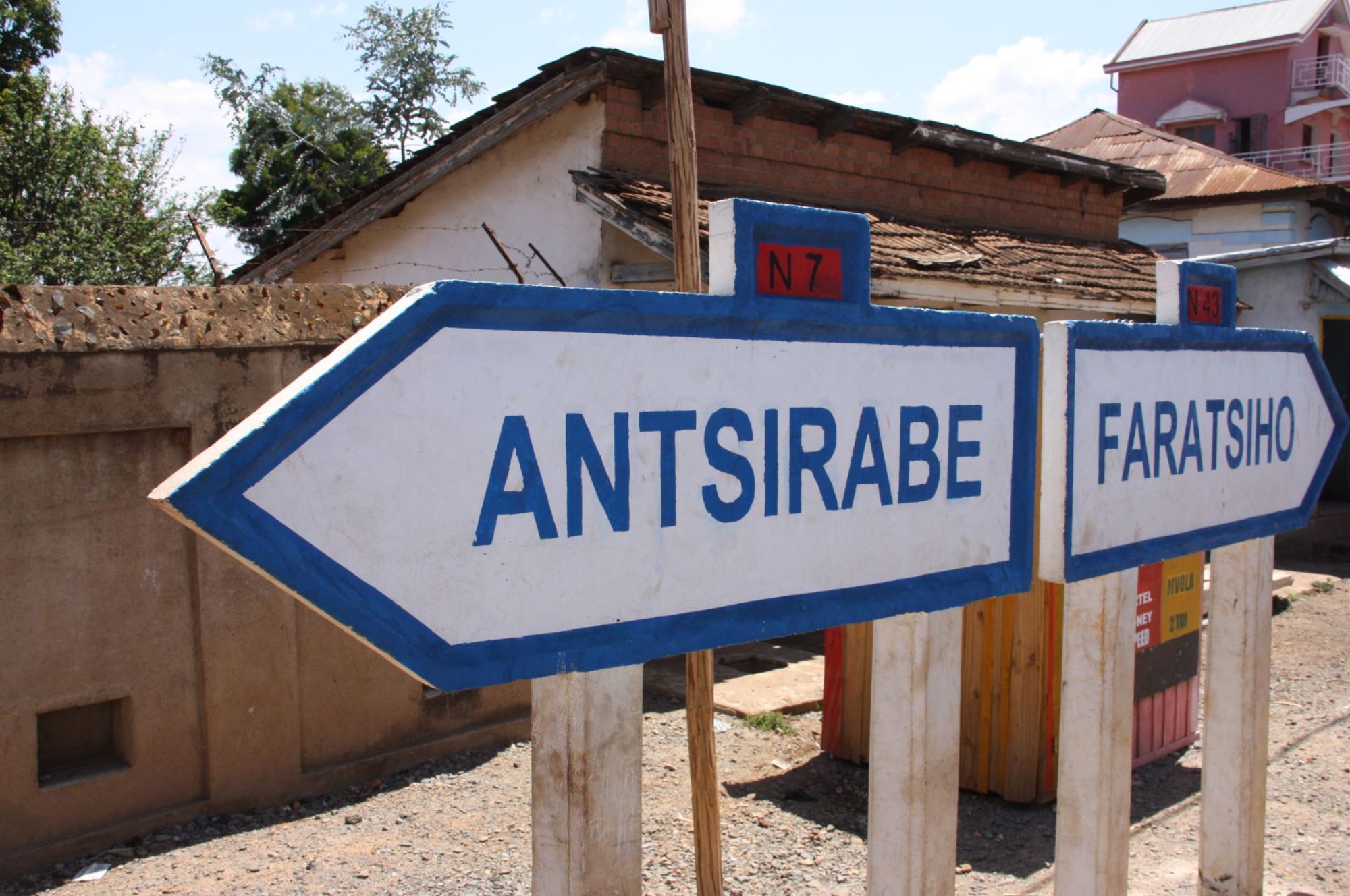 Wegwijzer op Madagascar met richting Antsirabe en Faratsiho langs de N7 en N43.