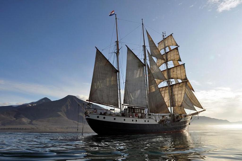 Zeilschip Antigua met opgetuigde masten tijdens groepsrondreis langs Noord-Noorwegen naar Spitsbergen.
