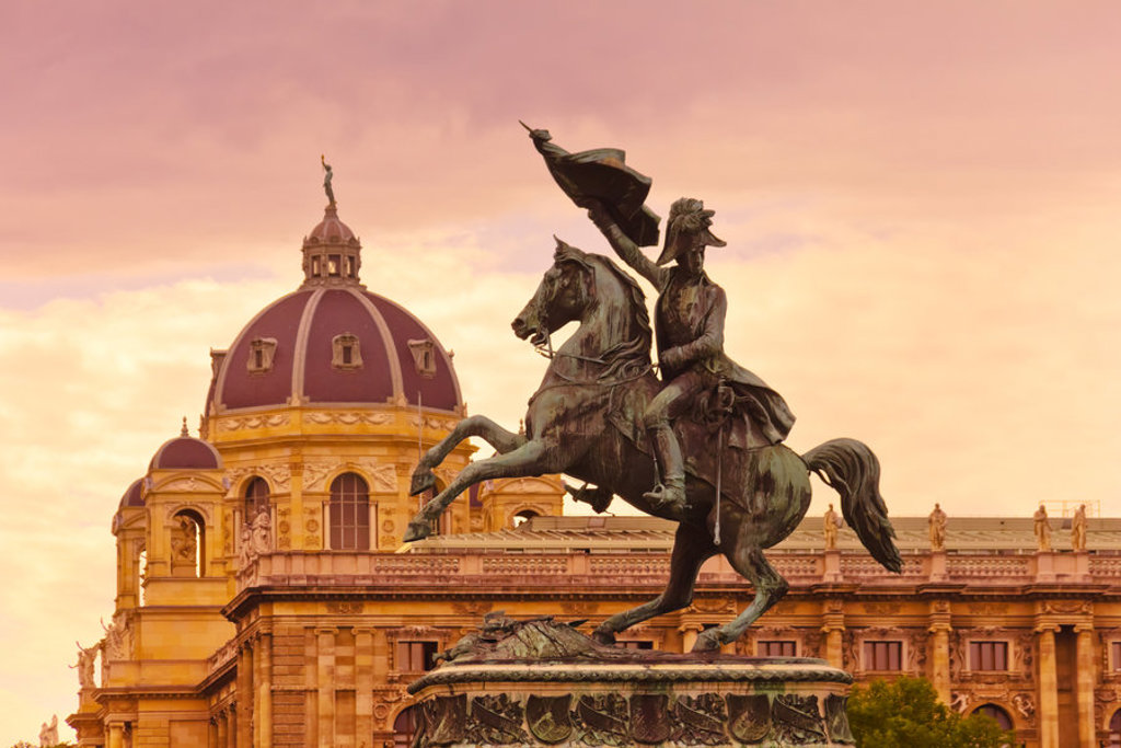Ruiterstandbeeld bij de Kunsthistorisches Museum in Wenen, tijdens groepsrondreis Centraal Europa.