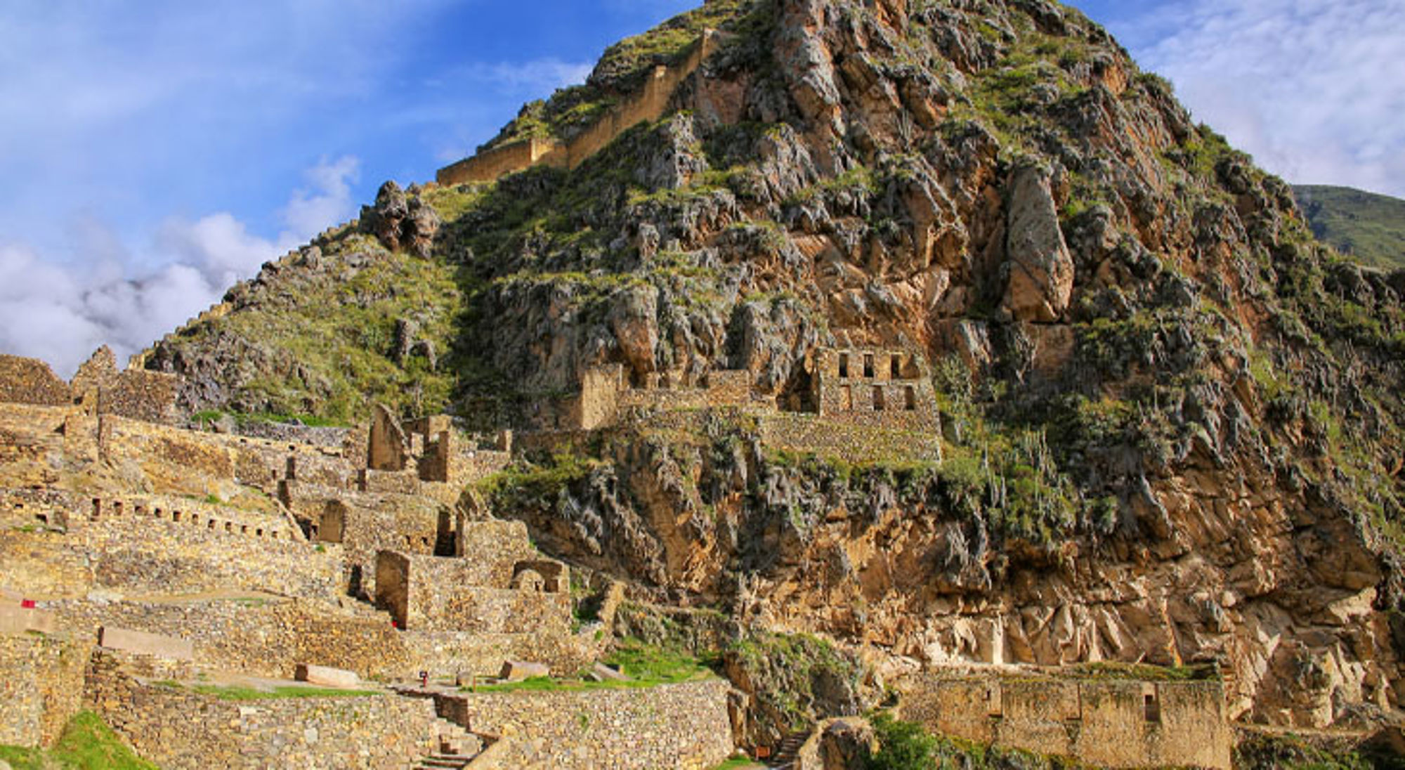Inca ruïne Ollantaytambo Inca-ruïnes van Ollantaytambo tegen een steile bergwand in de Heilige Vallei, Peru.