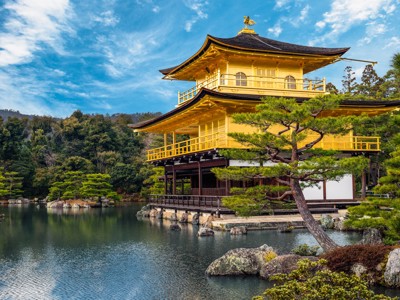 Gouden Paviljoen (Kinkaku-ji) in Kyoto aan een vijver, highlight van de route Japan.