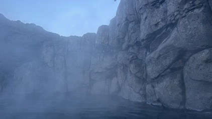 Stomende warmwaterbron tussen rotswanden in IJsland tijdens een winterreis.