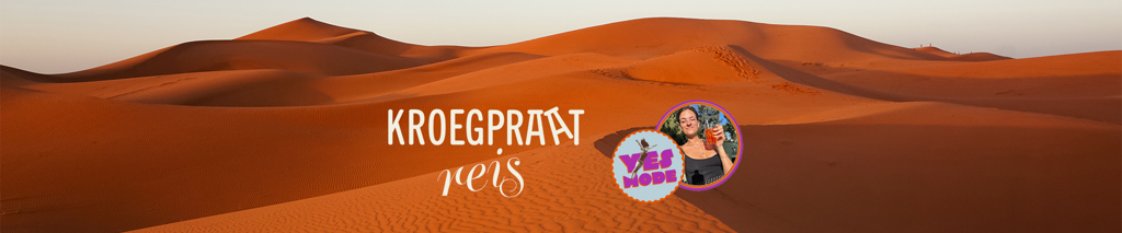 Header met zandduinen in de woestijn en de tekst “Kroegpraat reis” met Yes Mode-logo.