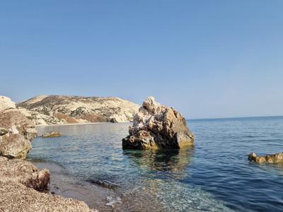 Rots in helderblauw zeewater aan de kust van Cyprus, langs de wandelroute Route Cyprus.