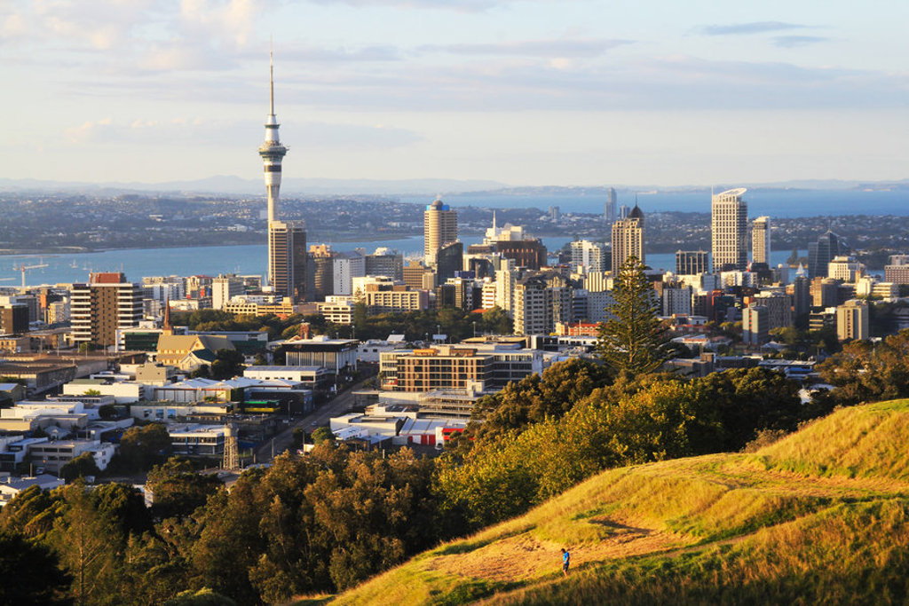 Skyline van Auckland met de Sky Tower, gezien vanaf Mount Eden.