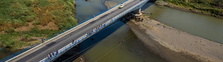 Crocodile Bridge over de Río Tárcoles in Costa Rica, met bezoekers die krokodillen in de rivier bekijken.