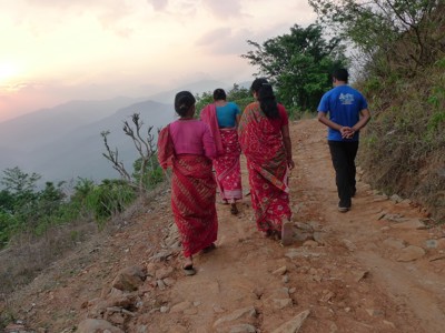 Wandelaars op een bergpad met uitzicht op de Himalaya tijdens de route Noord-India en Nepal.