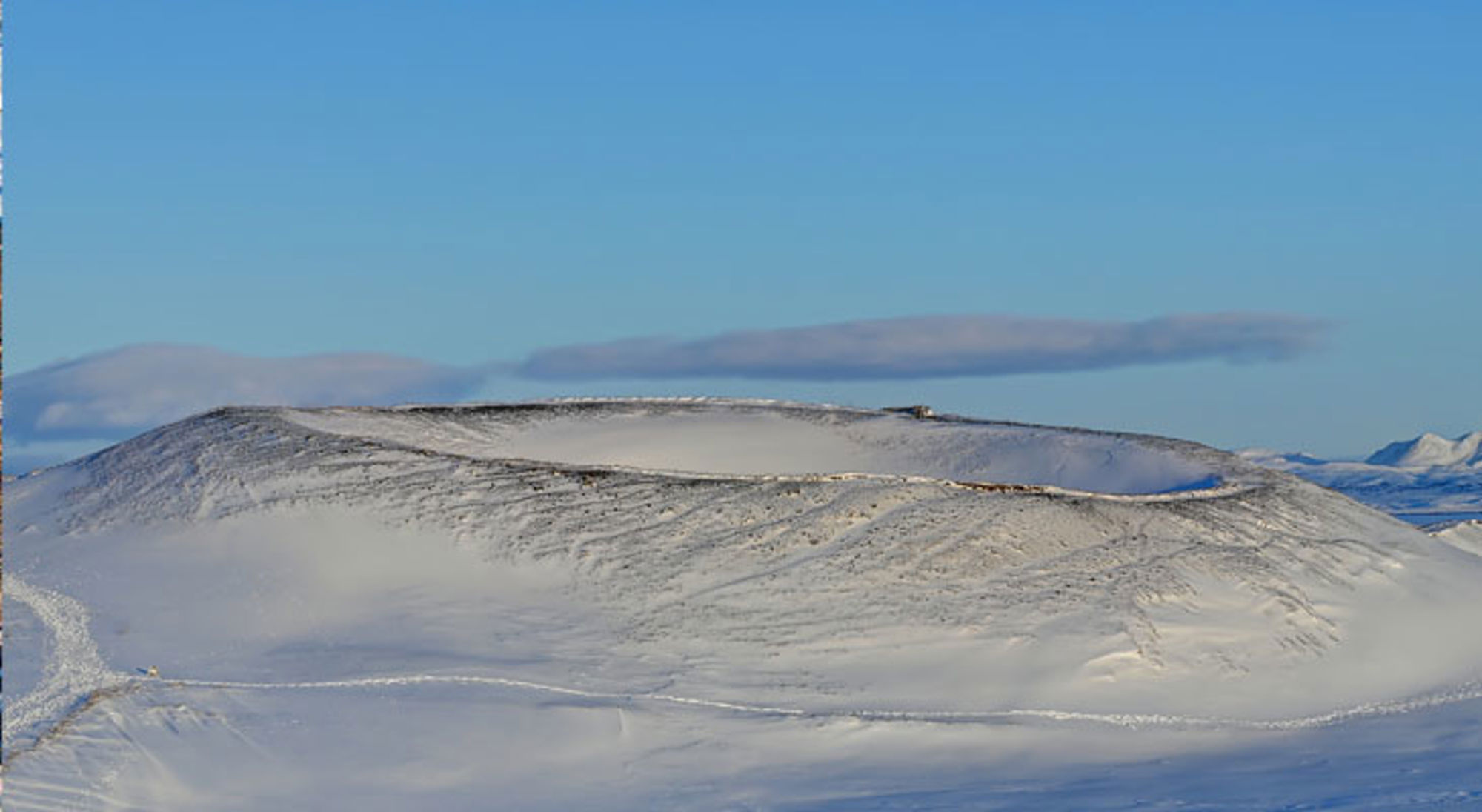 Mývatn IJsland Besneeuwd vulkaanlandschap in IJsland onder een heldere blauwe lucht.