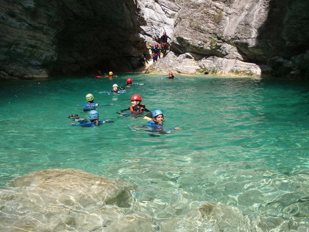 Canyoning in een turquoise bergkloof in Mercantour-Vésubie, Frankrijk.