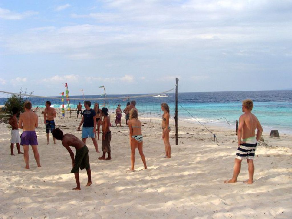 Beachvolleybal op het strand tijdens de Familiereis Kleine Sunda Eilanden in Indonesië.