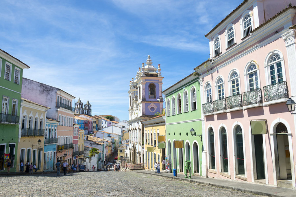 Kleurrijke koloniale straat in Salvador de Bahia, Brazilië, met kerk en historische gebouwen.