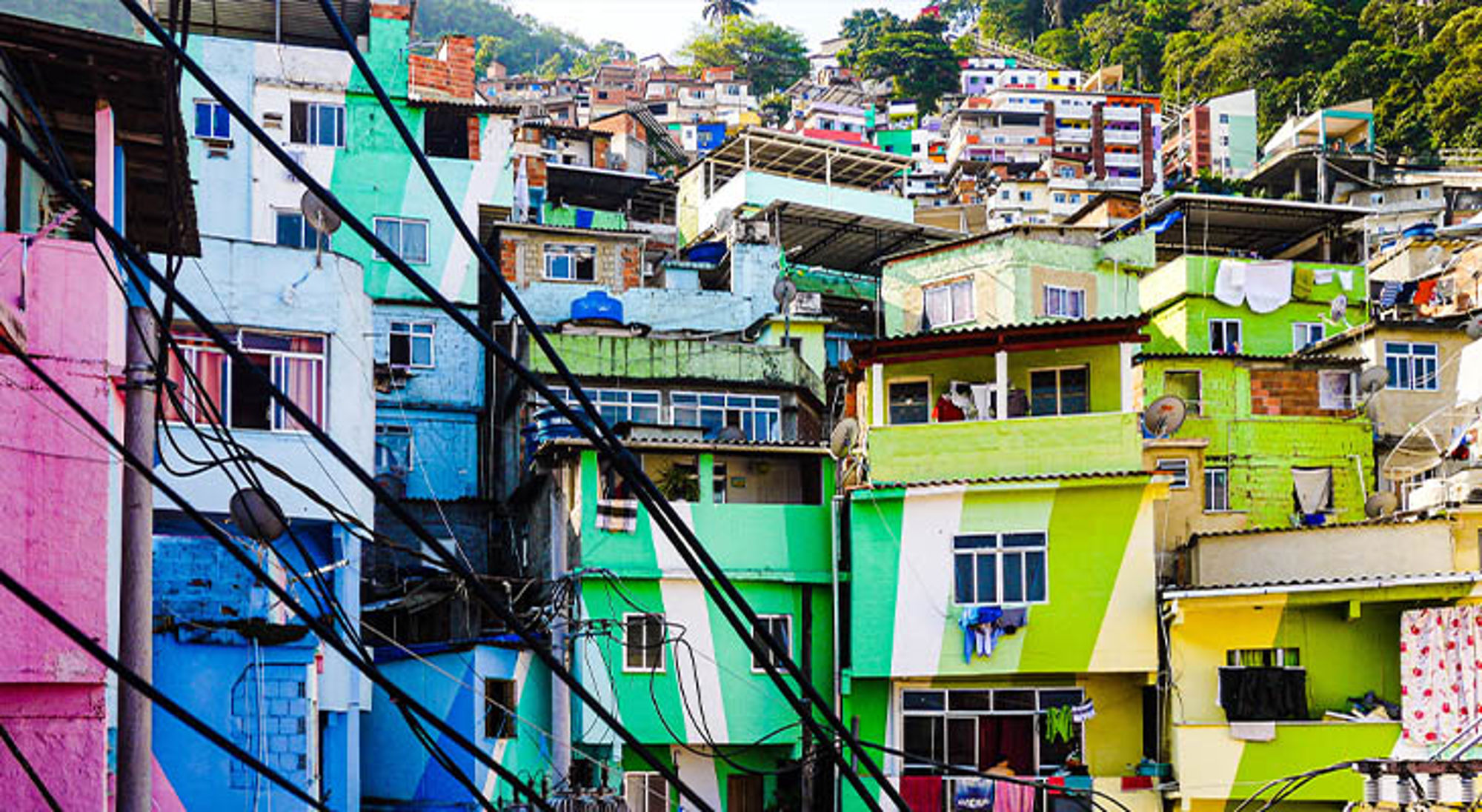 Santa Marta Rio de Janeiro Brazilië Kleurrijke huizen op een heuvel in een stadswijk, met bovenliggende elektriciteitskabels op de voorgrond.