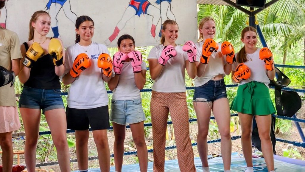 Gezin met kinderen tijdens een familiereis in Thailand Comfort-Plus.
