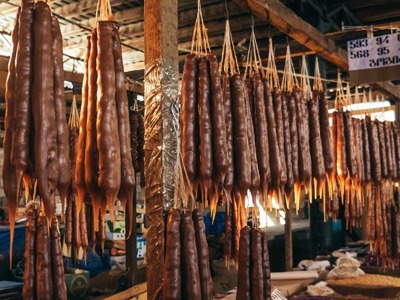 Georgische churchkhela (walnootkettingen in druivensap) hangend op een markt in Georgië.