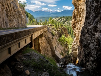 Bergweg met brug door een kloof in de Canadese Rocky Mountains tijdens de Route Canada.