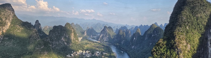Uitzicht op de Li-rivier met karstbergen en groene vallei bij Guilin, China.