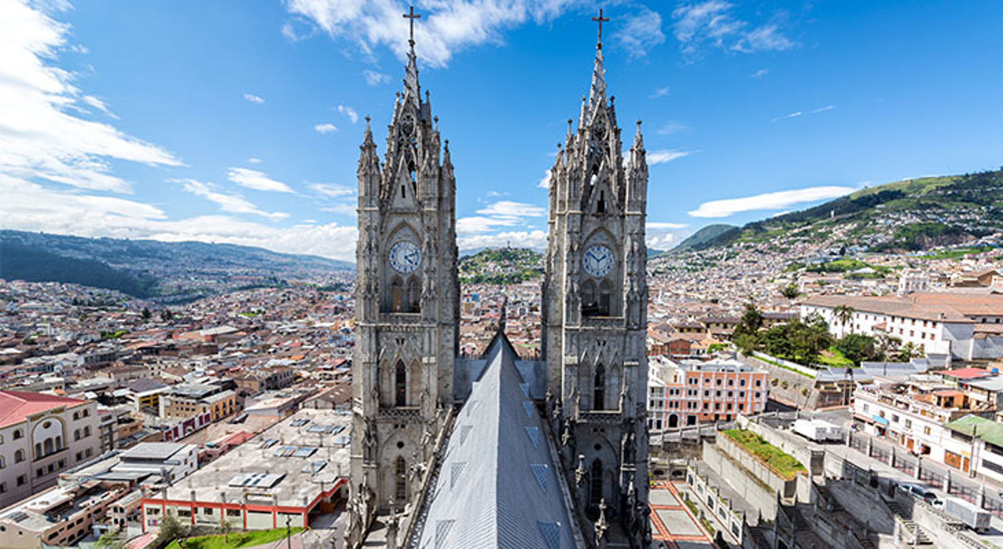 Quito, Ecuador Uitzicht op de Basiliek van de Nationale Gelofte met twee klokkentorens boven de stad Quito.