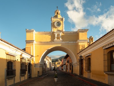 Santa Catalina-boog met klokkentoren in Antigua Guatemala, onderdeel van de route Guatemala, El Salvador en Honduras.