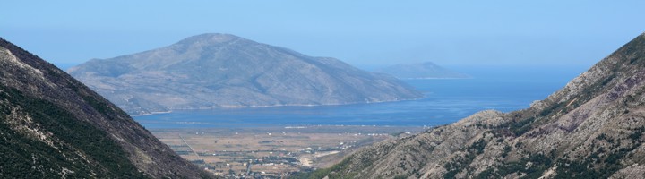 Uitzicht vanaf Llogara National Park op de bergen en de Ionische Zee in Albanië.