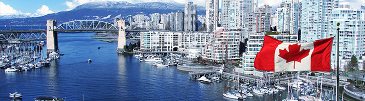 Canadese vlag bij skyline en haven van Vancouver, Canada.