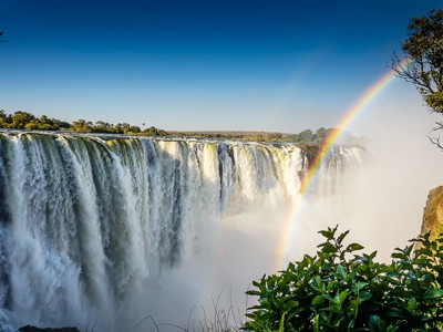 Victoria Falls met regenboog boven de watervallen, startpunt van de route Victoria Falls - Windhoek.