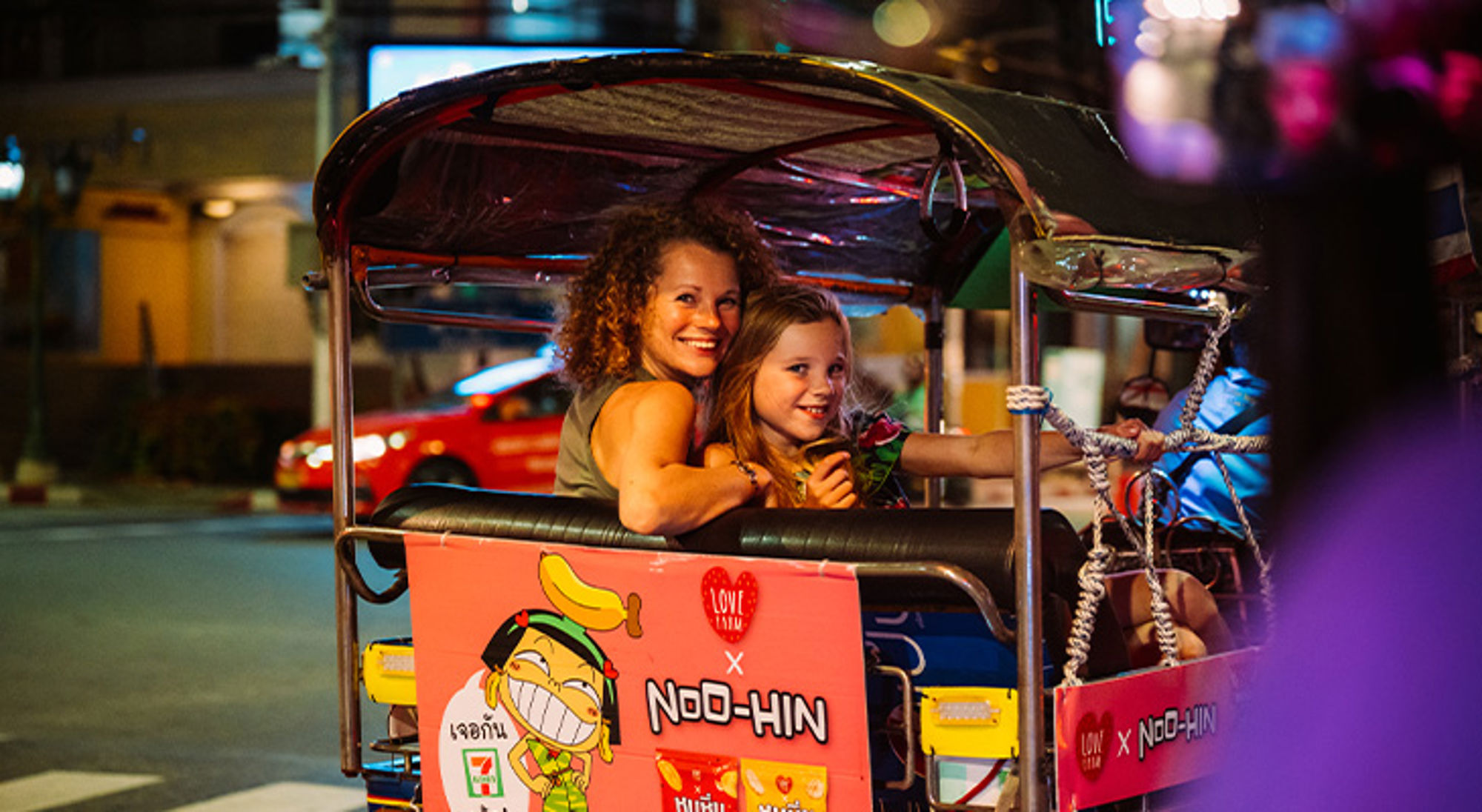 Tuktuk Bangkok Moeder en kind in een tuktuk tijdens een avondrit door de stad.