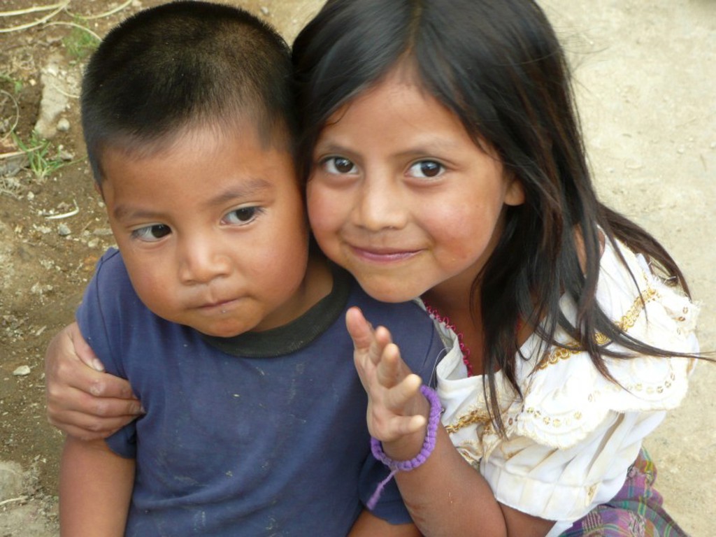 Twee kinderen die samen poseren tijdens een groepsrondreis door Mexico, Guatemala en Honduras.