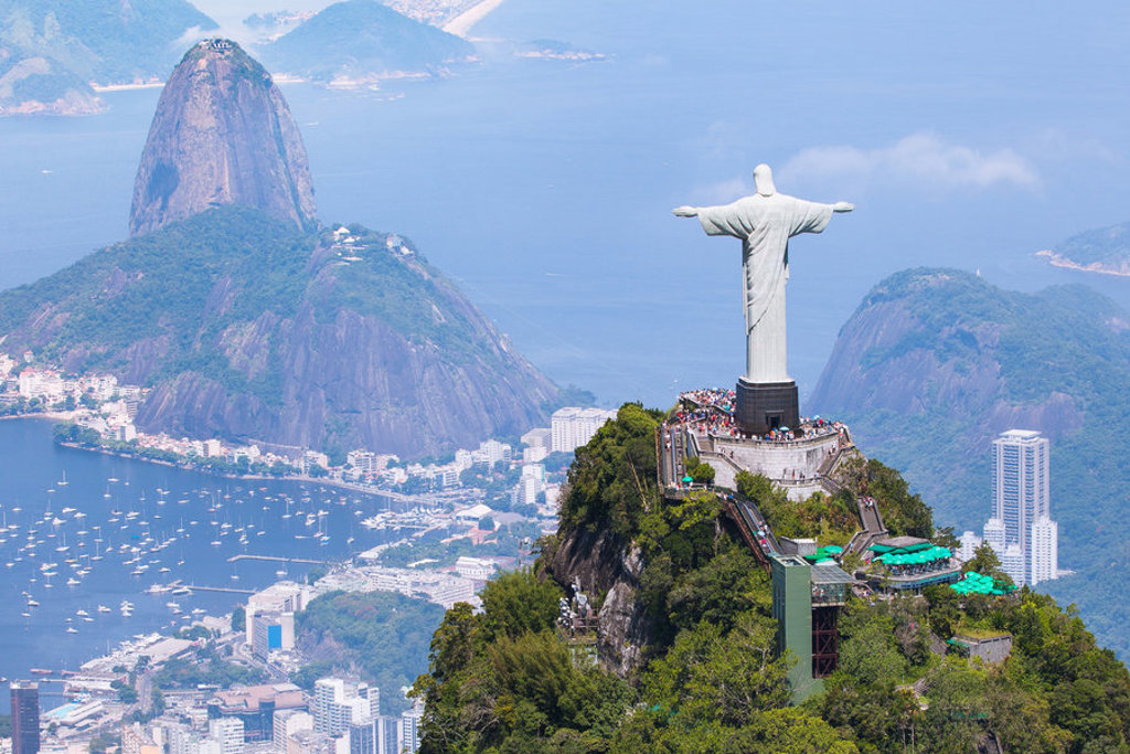 Christus de Verlosser met uitzicht over Rio de Janeiro en de Suikerbroodberg tijdens een 22-35ers reis Brazilië.