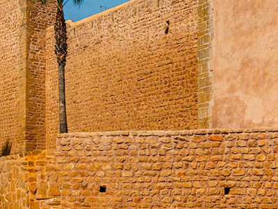 Stadsmuur en poort van de Kasbah van de Oudayas in Rabat, Marokko.