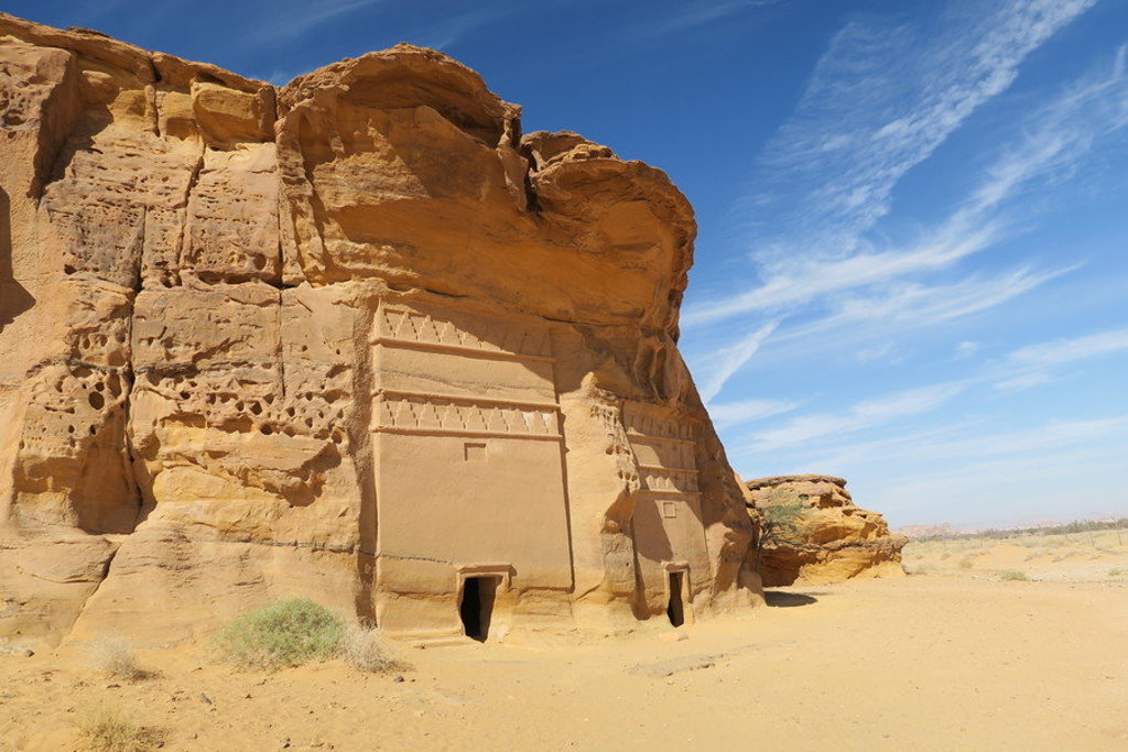 Uitgehouwen rotsgraf in de woestijn van Saoedi-Arabië tijdens een groepsrondreis.