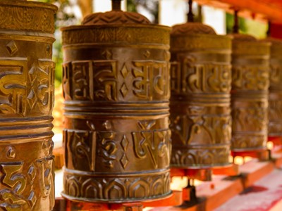 Gebedsmolens bij een boeddhistisch klooster langs de route Sikkim en Bhutan.