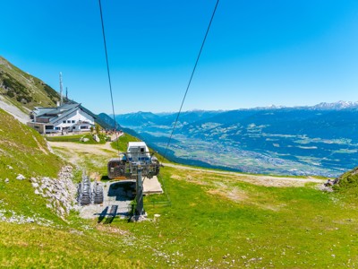 Kabelbaanstation in de Alpen met uitzicht over het dal tijdens Route Centraal Europa.