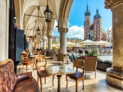 Terras onder de bogen van de Sukiennice met uitzicht op de Mariakerk op de Grote Markt in Krakau, Polen.