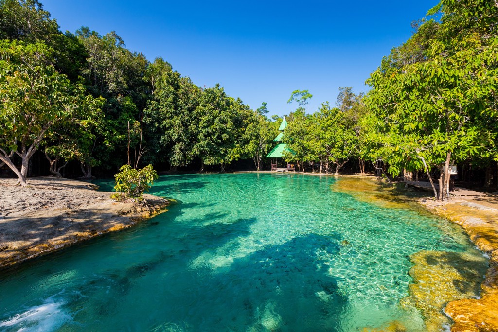 Turquoise natuurlijke zwemlagune in het groen tijdens de Familiereis Thailand Chill & Adventure.