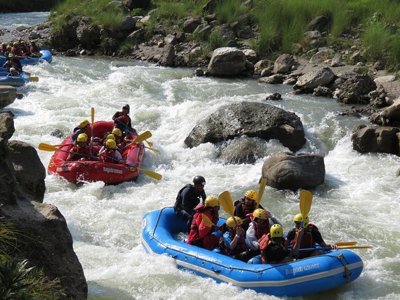 Raften op een wilde rivier in Nepal tijdens de Route Nepal.