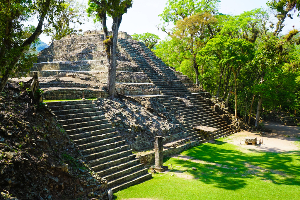 Maya-ruïne met stenen trappen in het groene regenwoud van Guatemala tijdens een 22-35ers groepsrondreis.