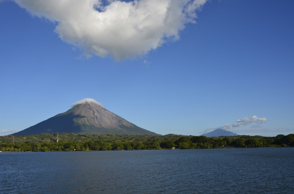 Vulkaan Concepción op eiland Ometepe in het Meer van Nicaragua, met blauwe lucht en wolken.