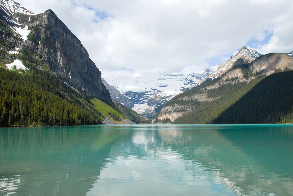 Turquoise bergmeer in de Canadese Rockies met besneeuwde toppen en dennenbossen, Canada West Hoogtepunten.